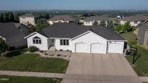 3026 Clairmont Rd, Bismarck, ND 58501