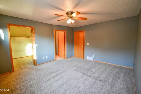 2843 Warwick Loop, Bismarck, ND 58504 photo 16