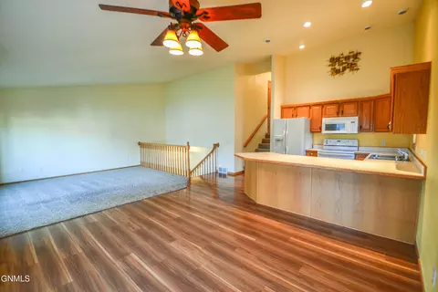 2843 Warwick Loop, Bismarck, ND 58504 photo 8