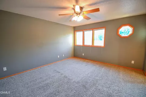2843 Warwick Loop, Bismarck, ND 58504 photo 15