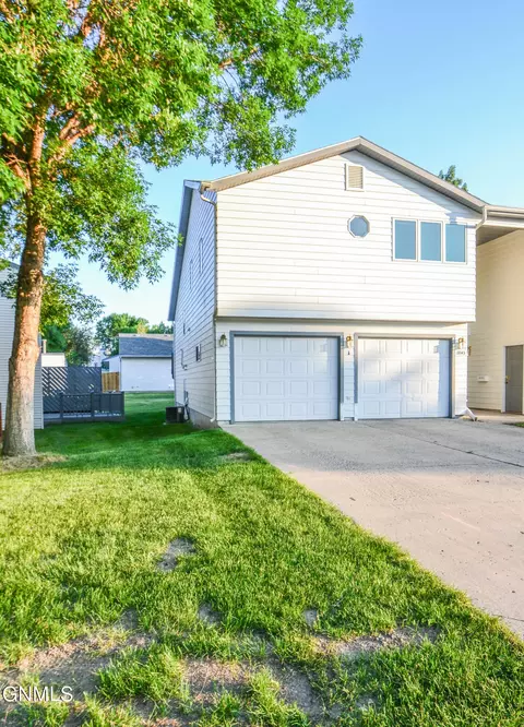 2843 Warwick Loop, Bismarck, ND 58504 photo 2