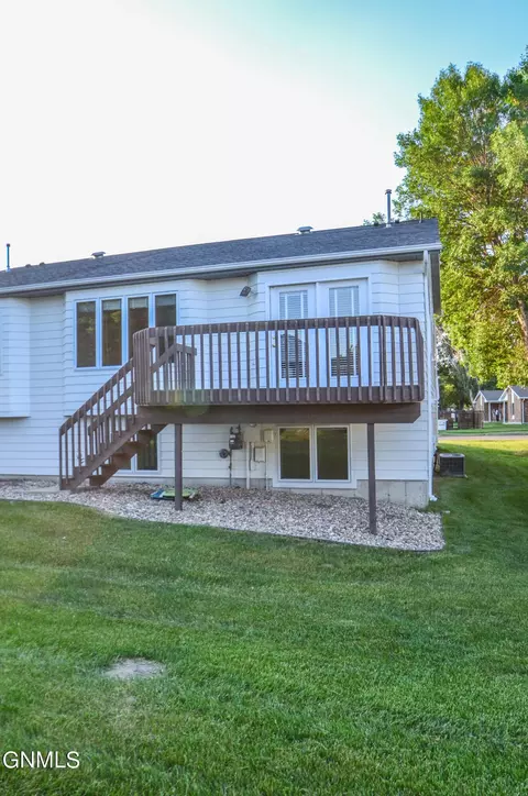 2843 Warwick Loop, Bismarck, ND 58504 photo 3
