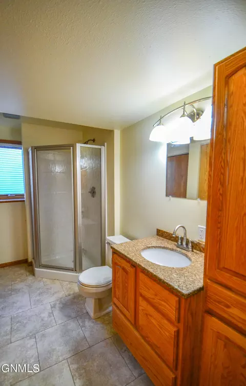 2843 Warwick Loop, Bismarck, ND 58504 photo 24