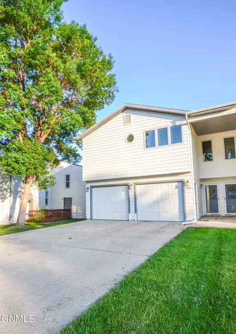 2843 Warwick Loop, Bismarck, ND 58504