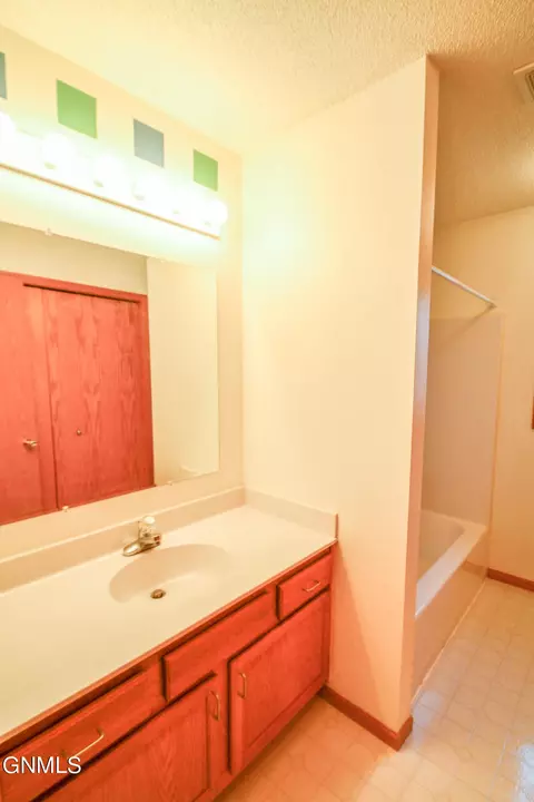 2843 Warwick Loop, Bismarck, ND 58504 photo 13