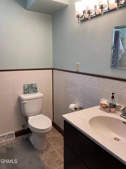 2209 E Ave F, Bismarck, ND 58501 photo 31