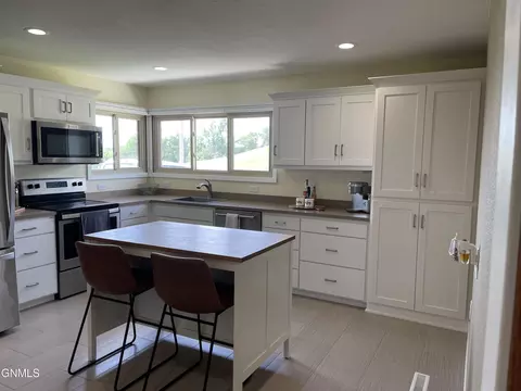 2209 E Ave F, Bismarck, ND 58501 photo 2