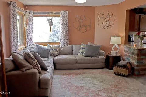 709 Custer Dr, Mandan, ND 58554 photo 9