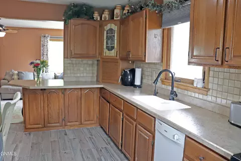 709 Custer Dr, Mandan, ND 58554 photo 8