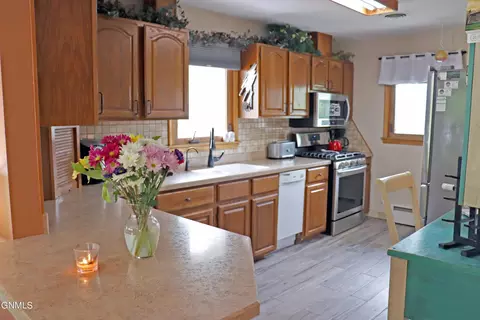709 Custer Dr, Mandan, ND 58554 photo 6