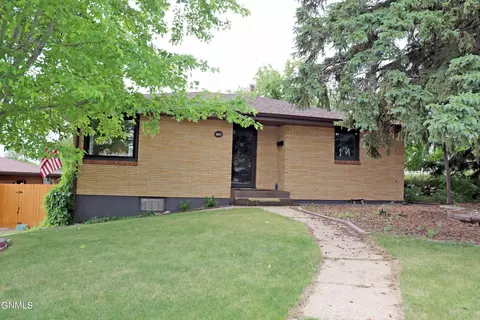 709 Custer Dr, Mandan, ND 58554
