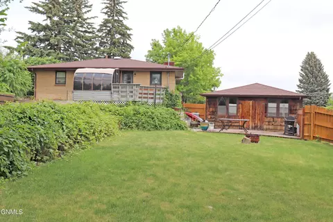 709 Custer Dr, Mandan, ND 58554 photo 2