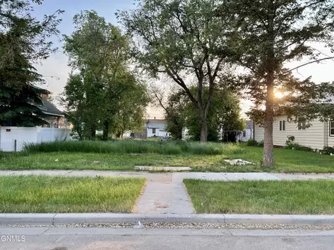 817 3rd Ave W, Williston, ND 58801