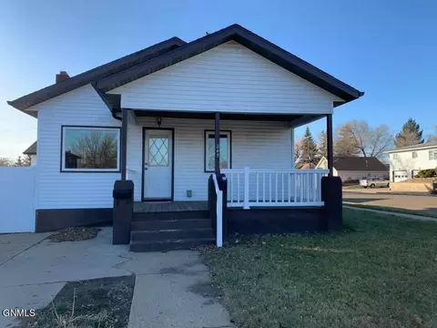 245 7th Ave W, Dickinson, ND 58601