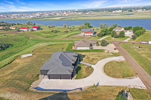 2018 16th St E, Williston, ND 58801 photo 9