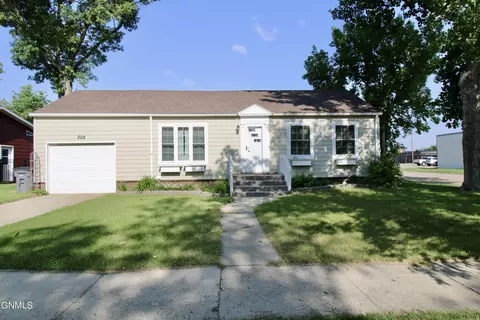 302 1st St SE, Crosby, ND 58730