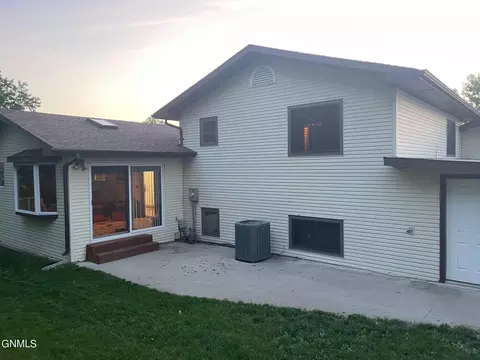 824 Bryan Trl, Mandan, ND 58554 photo 30