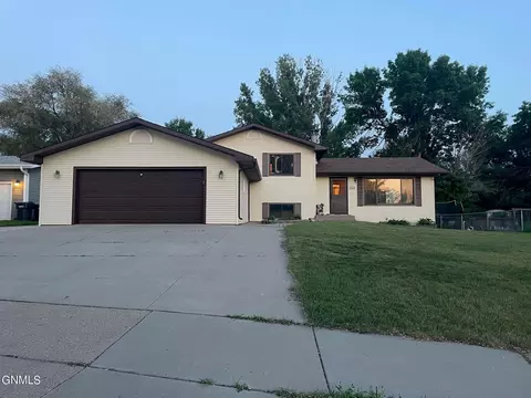 824 Bryan Trl, Mandan, ND 58554 photo 35