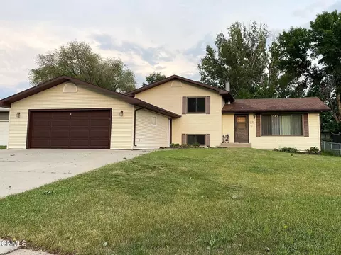 824 Bryan Trl, Mandan, ND 58554