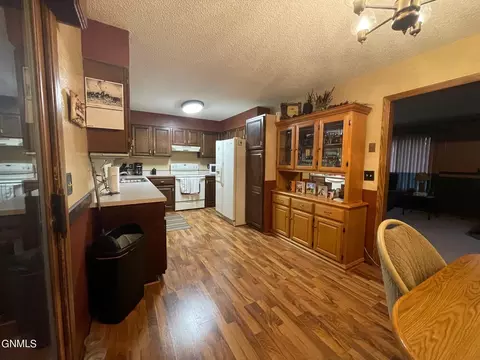 824 Bryan Trl, Mandan, ND 58554 photo 6