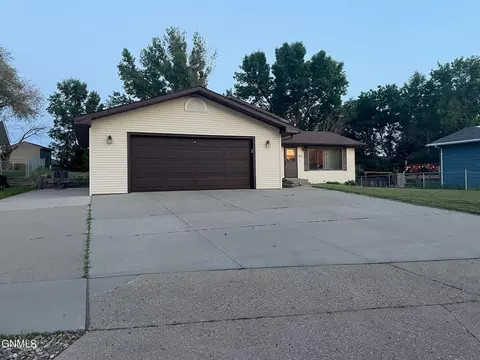 824 Bryan Trl, Mandan, ND 58554 photo 34