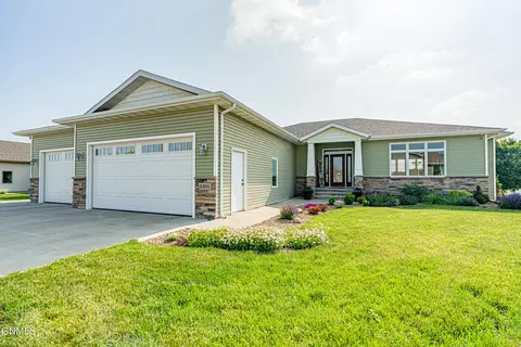 5301 Mellowsun Dr, Bismarck, ND 58503