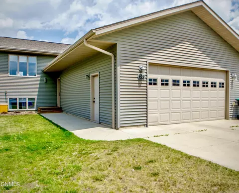 152 Burke Dr, Lincoln, ND 58504