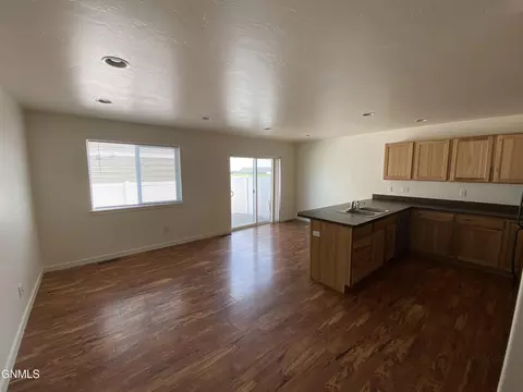 817 3rd St NW, Sidney, MT 59270 photo 2