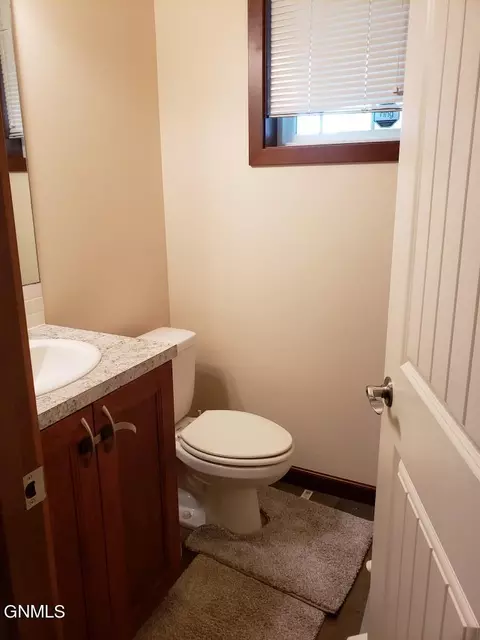876 11th St E, Dickinson, ND 58601 photo 10