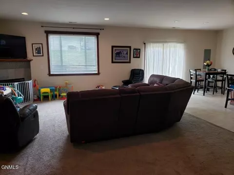 876 11th St E, Dickinson, ND 58601 photo 5
