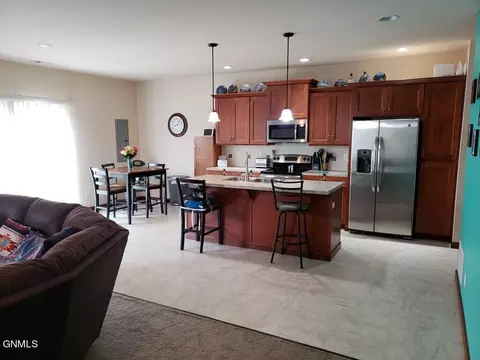 876 11th St E, Dickinson, ND 58601 photo 6