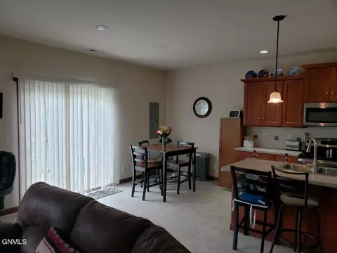 876 11th St E, Dickinson, ND 58601 photo 7