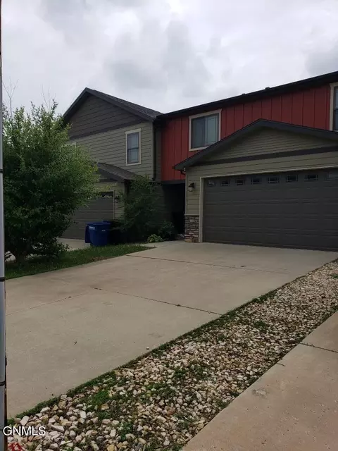 876 11th St E, Dickinson, ND 58601 photo 2