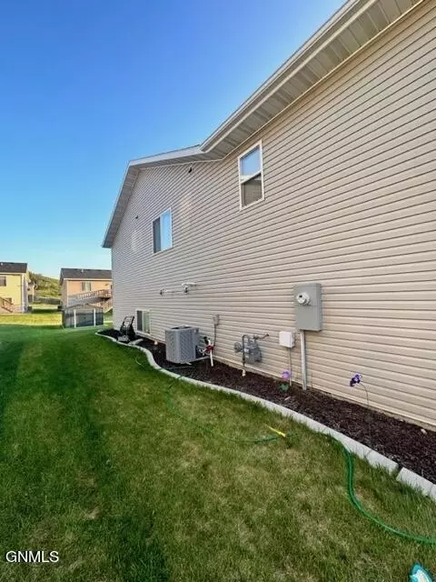 307 Will Ct SE, Mandan, ND 58554 photo 22