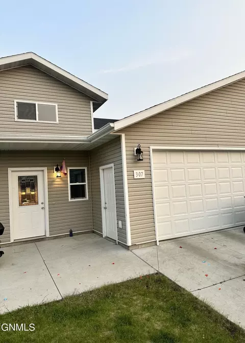 307 Will Ct SE, Mandan, ND 58554 photo 2