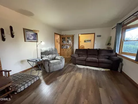 352 5th St NE, Garrison, ND 58540 photo 4