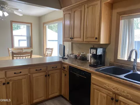 409 S 15th St, Bismarck, ND 58504 photo 3