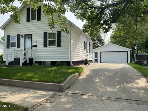 409 S 15th St, Bismarck, ND 58504