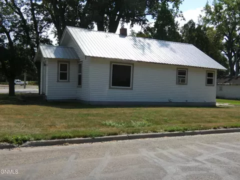 900 1st St SE, Strasburg, ND 58573