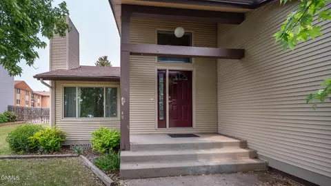 1742 N Grandview Ln N, Bismarck, ND 58503
