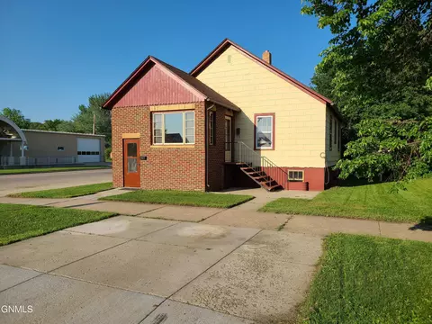110 3rd Ave NE, Mandan, ND 58554 photo 2