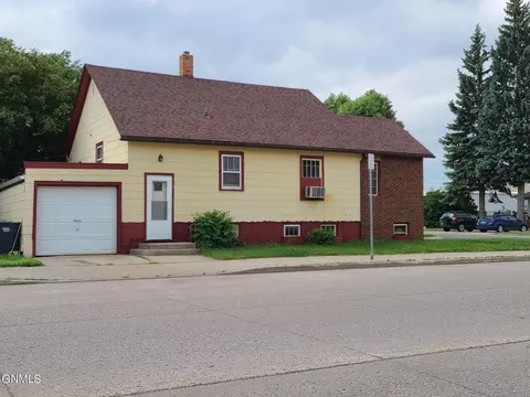 110 3rd Ave NE, Mandan, ND 58554 photo 3