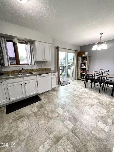 1275 7th St E, Dickinson, ND 58601 photo 6