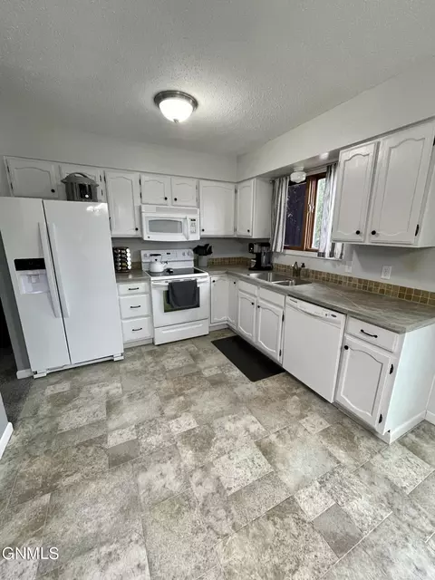 1275 7th St E, Dickinson, ND 58601 photo 3