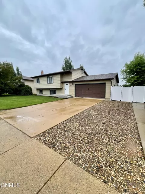 1275 7th St E, Dickinson, ND 58601 photo 2
