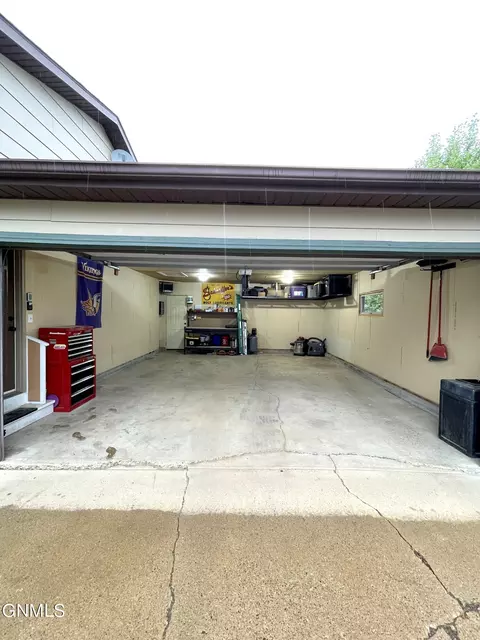 1275 7th St E, Dickinson, ND 58601 photo 27