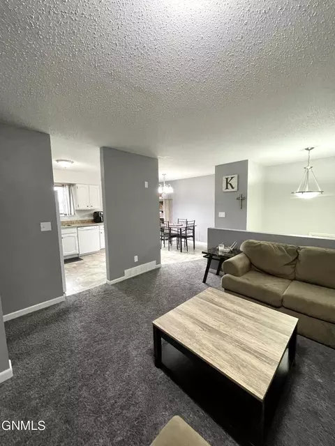 1275 7th St E, Dickinson, ND 58601 photo 9
