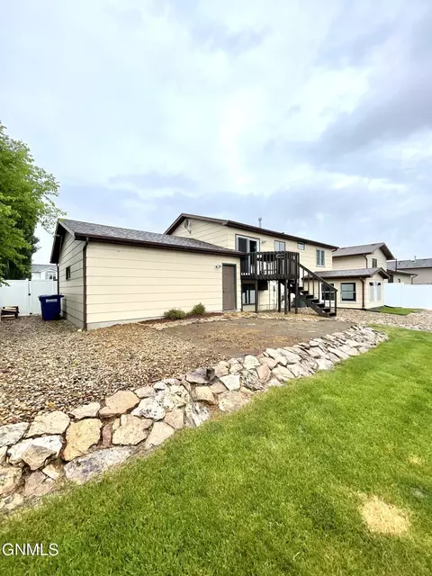 1275 7th St E, Dickinson, ND 58601 photo 24