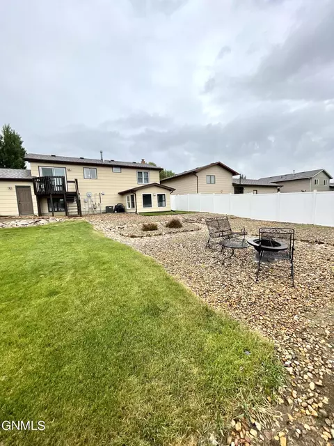 1275 7th St E, Dickinson, ND 58601 photo 28