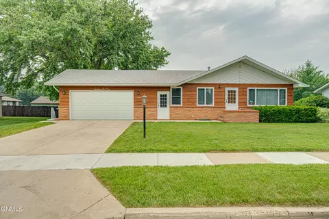 1205 Prairie Dr, Bismarck, ND 58501